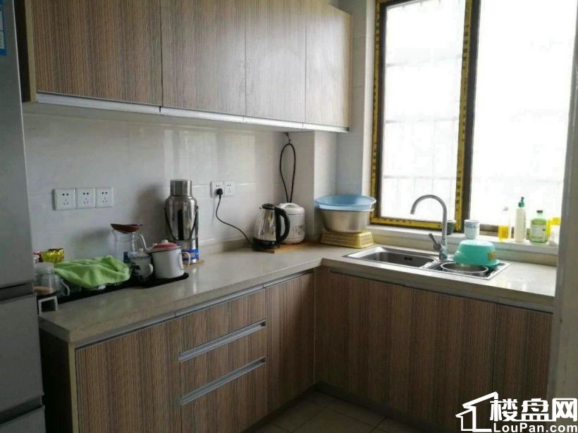 临沙湾公园,万科金域华府旁,小学在隔壁,单位房