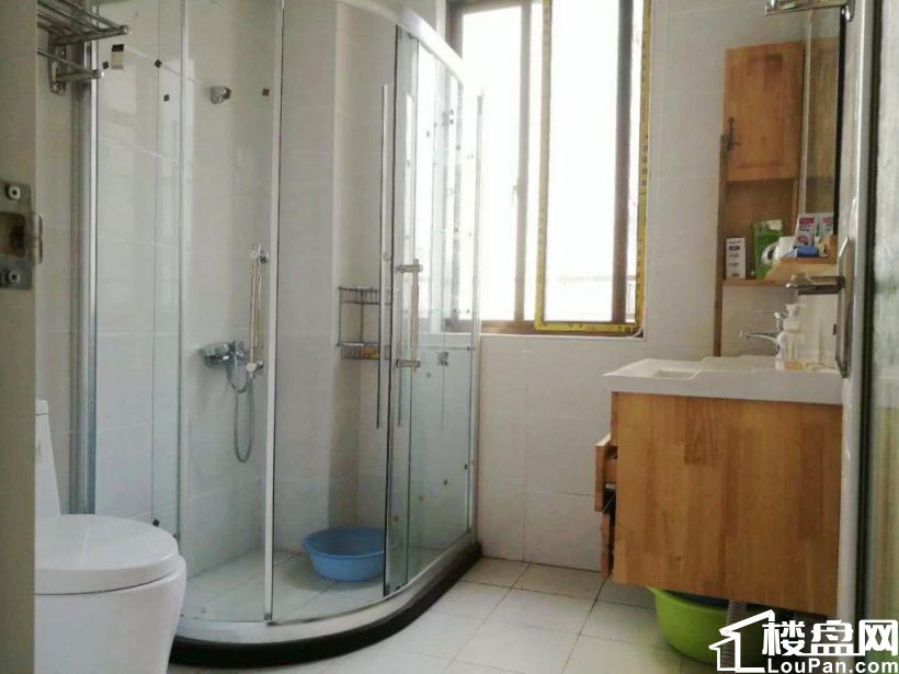 临沙湾公园,万科金域华府旁,小学在隔壁,单位房