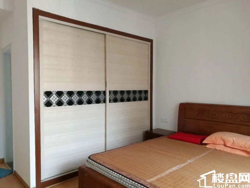 临沙湾公园,万科金域华府旁,小学在隔壁,单位房