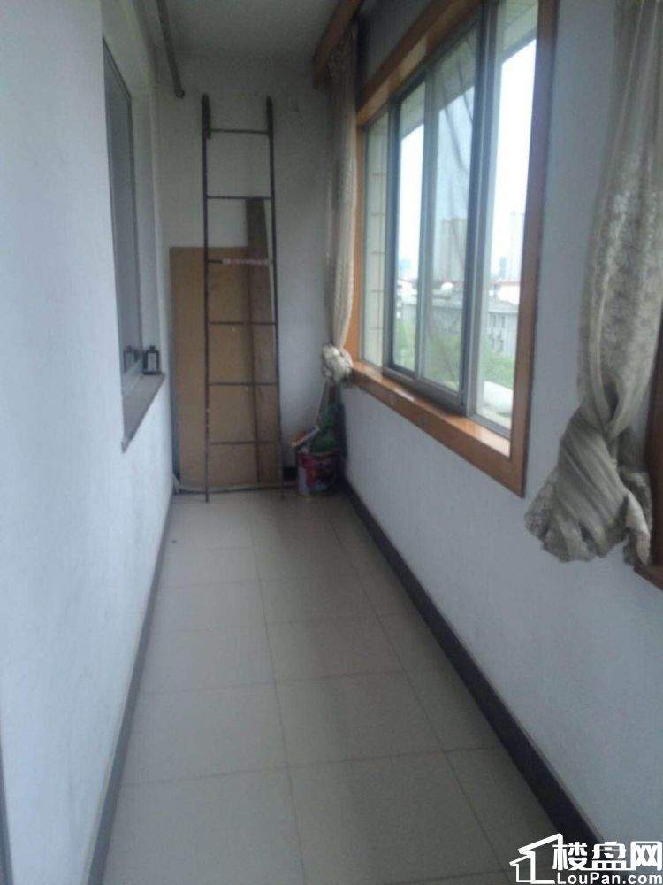 毛条路人人乐隔壁(玉泉苑小区)简装大三室 双阳台 诚意出售