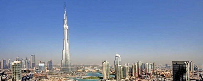 迪拜最高楼828米,迪拜哈利法塔楼层总数162层,造价15亿美元,大厦本身