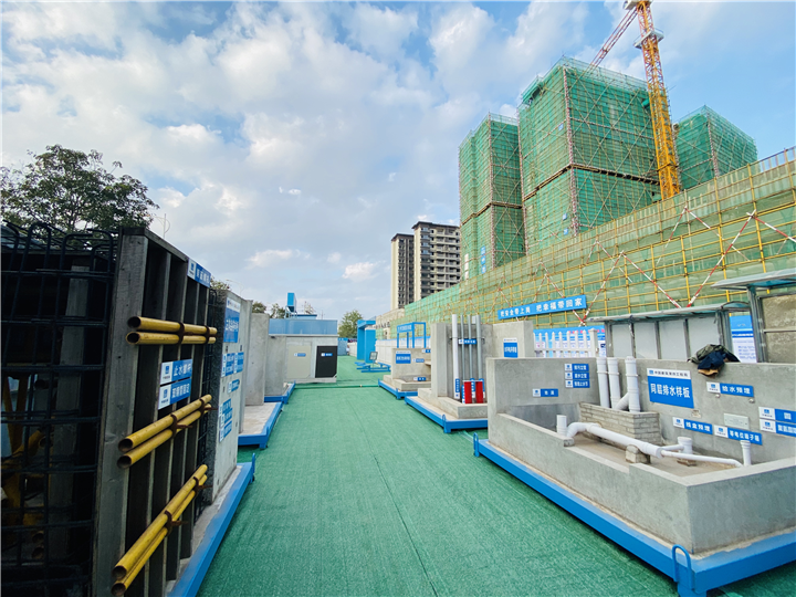 来访嘉宾们分批依次参观工艺工法展示区,项目安全文明体验馆,实体样板