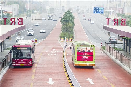 南宁首条快速公交(brt)线路正式试运营 市民出行方便又快捷