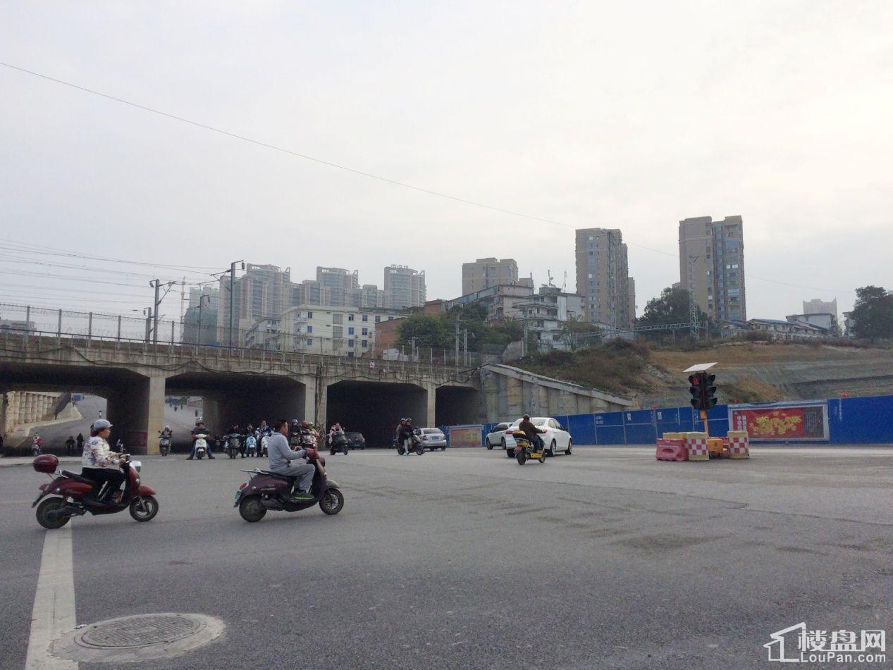 园湖北路旁有南宁市直属机关保育院,望仙坡小区,官塘小区等几个人流