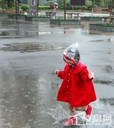 穿着雨鞋在水洼地里踩水的小女孩,依偎在一起的撑着雨伞的情侣,推着