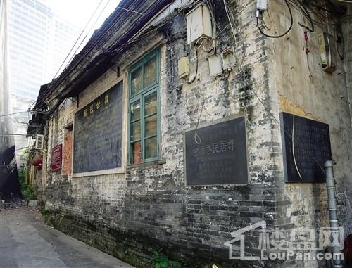 窄窄的青石板路,岭南风格的明清建筑,挑着扁担沿巷叫卖的小贩,老巷子