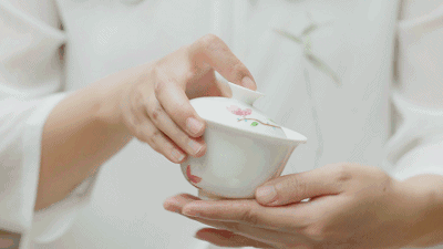 在春暖花开的日子里 茶园里收获了今年最早的新绿 一片绿芽,一壶净水