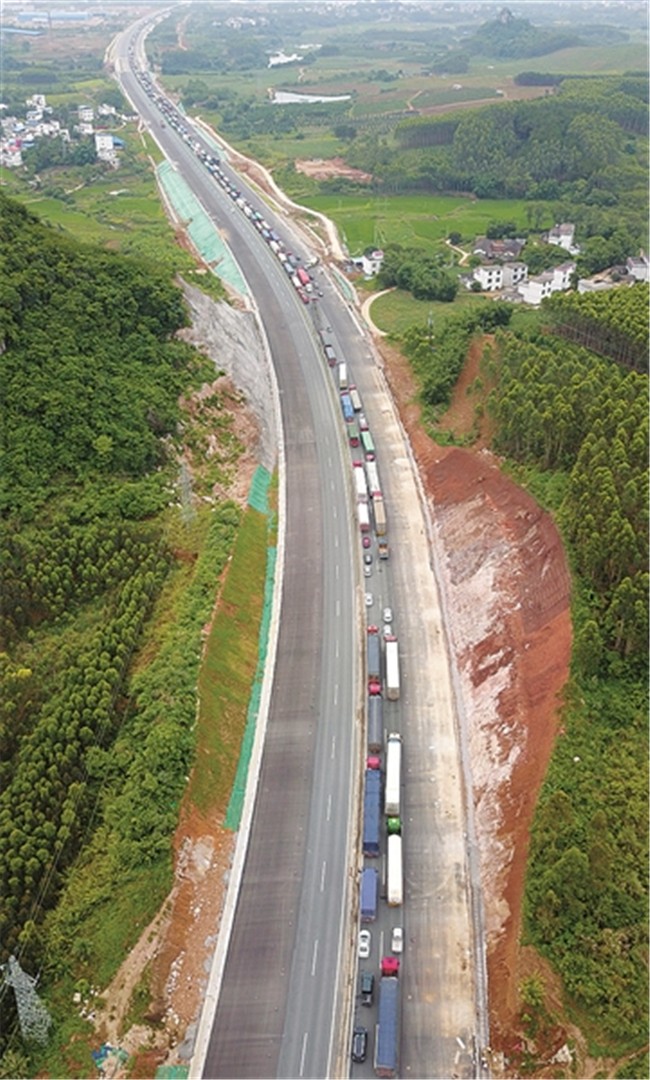 5月28日上午,桂林至柳州高速公路柳州市鹿寨段,由南往北方向车道出现