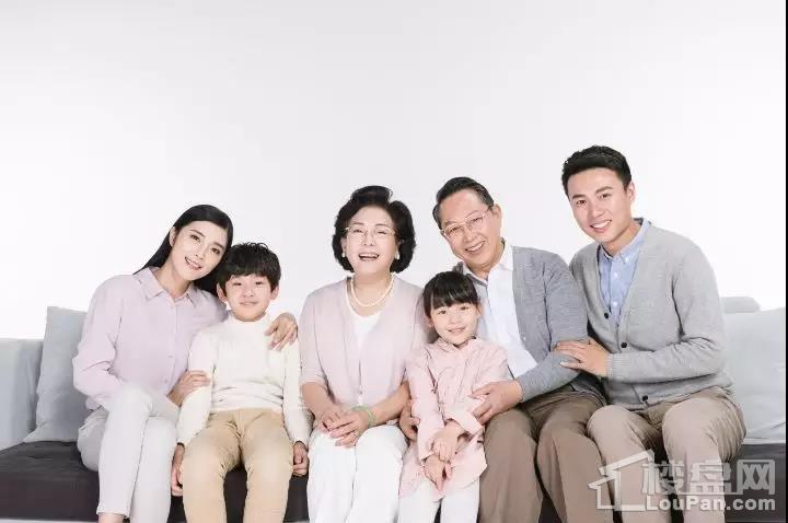 三代同堂,共享天伦 乃是人生至高的追求 家,家人,幸福时光 最好的组合