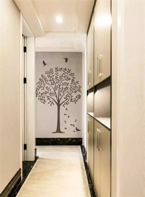 墙贴,把整面墙的空间都用起来,大面积的装饰画也能够让走廊变得更加