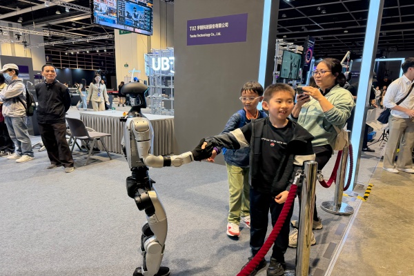 今日启幕！首届香港国际AI艺术节开幕，科技与艺术共赴无界之约