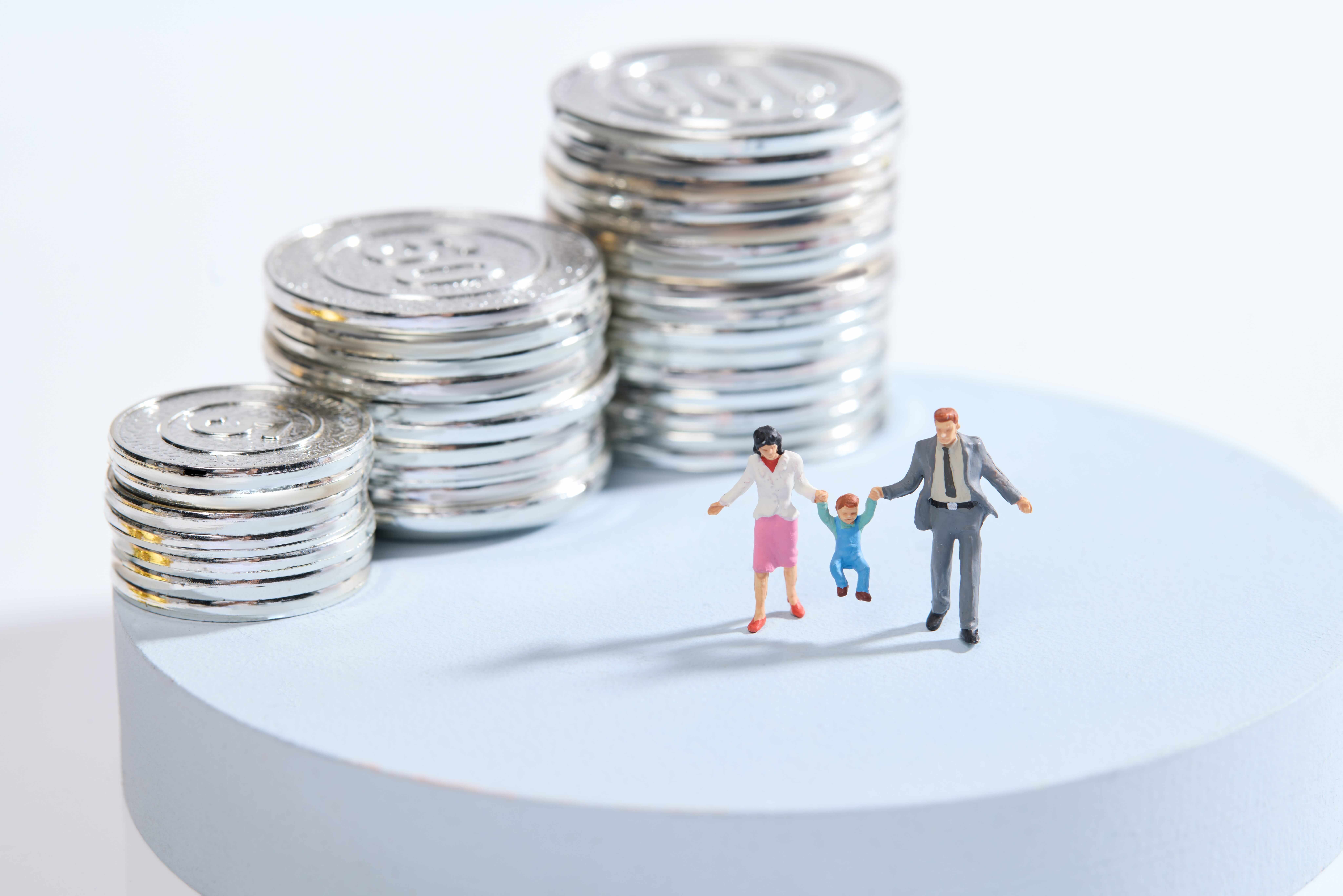 Silver prices skyrocket, plummet, and fluctuate, with retail investors increasing their holdings against the trend