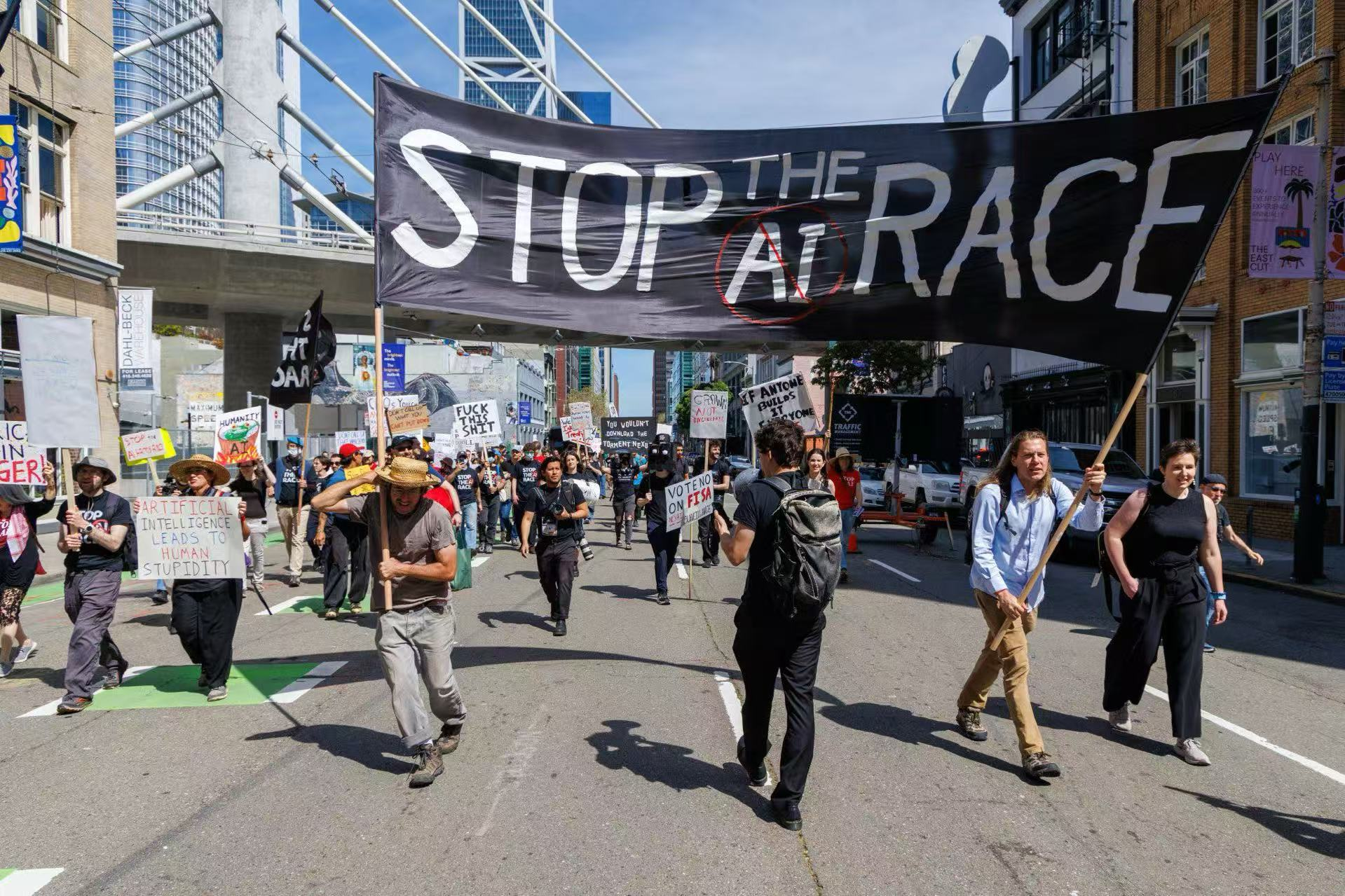 “暂停AI竞赛！”约200人围堵Anthropic总部