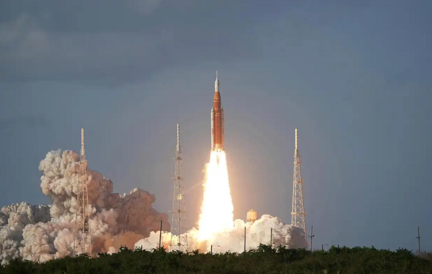 Artemis II成功升空，人类时隔53年重返月球附近空间