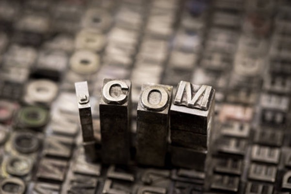 How can a novice choose a domain name with investment value? What are some good tips?