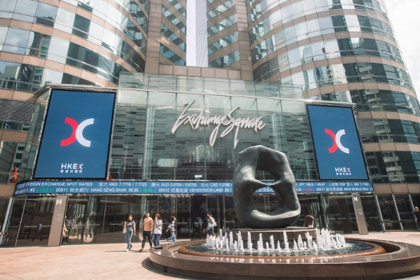 The Hong Kong Stock Exchange ordered a trading halt, causing cryptocurrency concept stock Starchain to plummet by 70%.