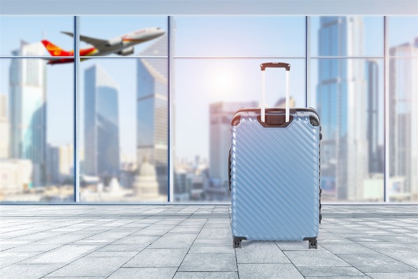 Choosing the wrong color for a suitcase can hide risks? Don't ignore these travel safety details