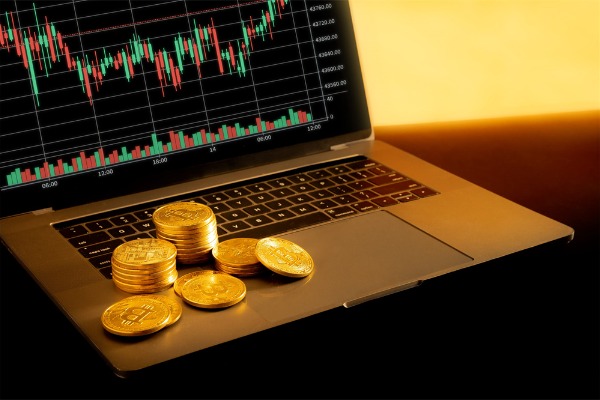 Gold approaches $5600, foam alarm sounds?