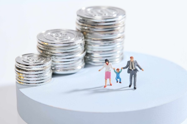 Silver prices skyrocket, plummet, and fluctuate, with retail investors increasing their holdings against the trend