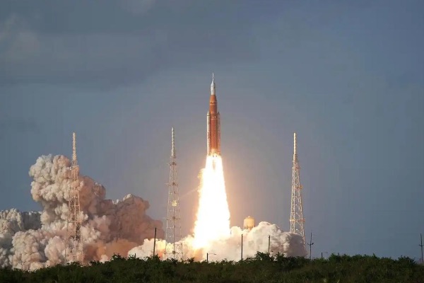 Artemis II成功升空，人类时隔53年重返月球附近空间