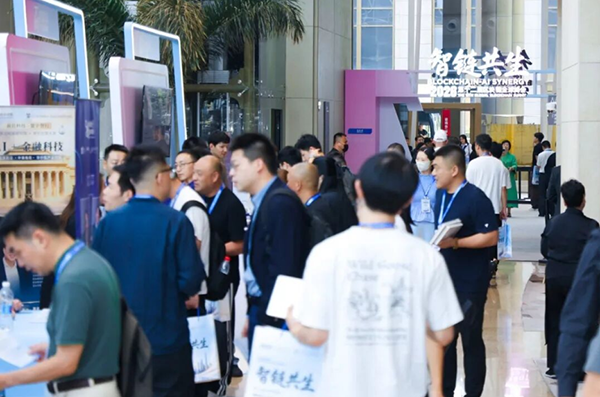 Focusing on blockchain industry innovation, DN.com makes an appearance at the 12th Global Blockchain Summit.