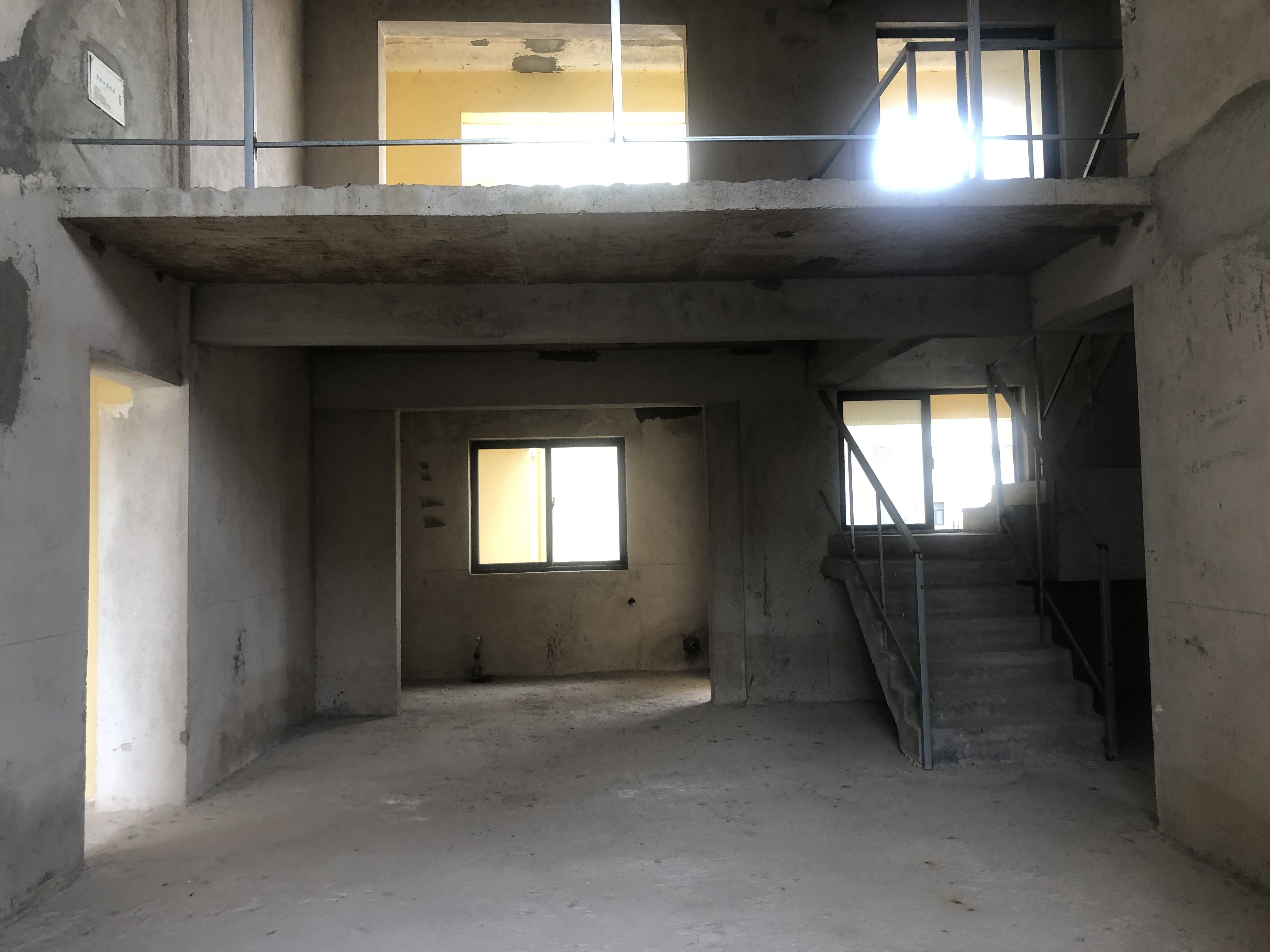 壮锦大道,盛天地旁边,南航单位房,精品毛坯楼中楼,地铁口50米