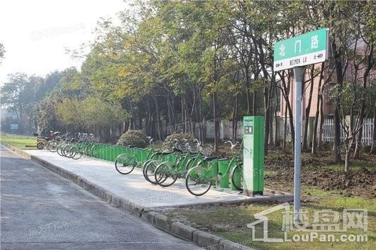 三盛·璞悦湾北门路公共自行车