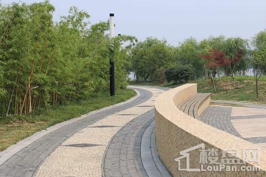 保利悦公馆尹山湖景花园距离项目1.5公里尹山湖运动公园