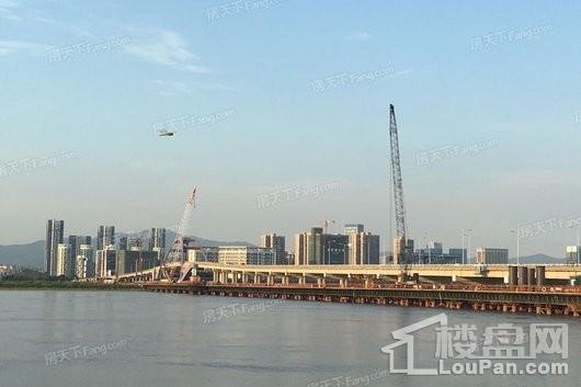恒大悦珑湾在建中的新城大桥改扩建工程