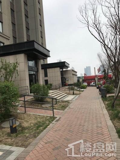 远创金泽锦城项目园区人行道 