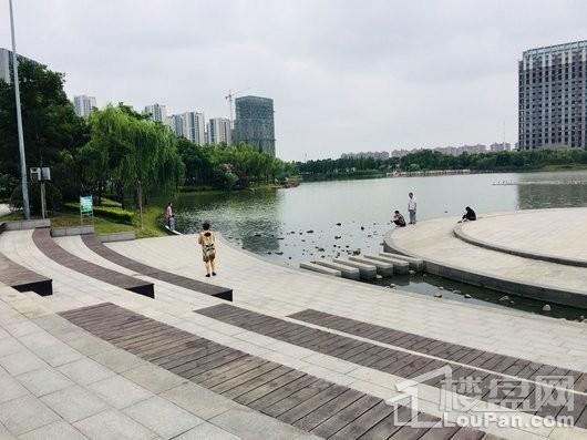 连飞虹湖天地银翔湖公园湖景