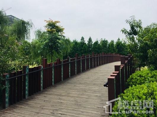 连飞虹湖天地银翔湖公园步行桥