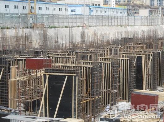 招商·雍景湾项目工地地基浇筑中