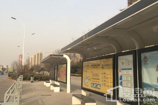 枫林天下·康城向南200m，公交站台