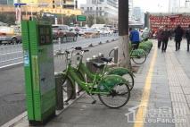 苏宁广场向西500米，公共自行车租赁