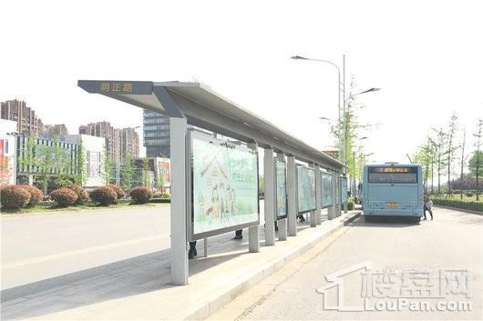 维维紫悦台北面直线距离200米公交始末站