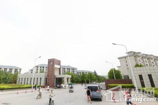 尚合龙湖企业中心附近华北水利学院