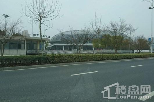 中南林樾香庭项目北侧200米处体育中心