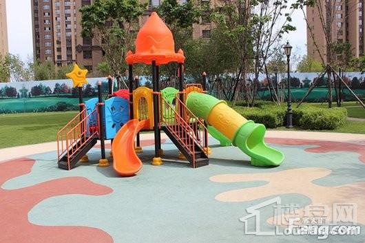 中海铂悦公馆二期儿童游乐设施一角展示