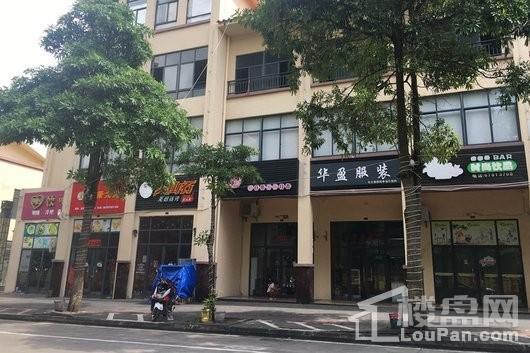 中央绿园周边文化美食街食品店