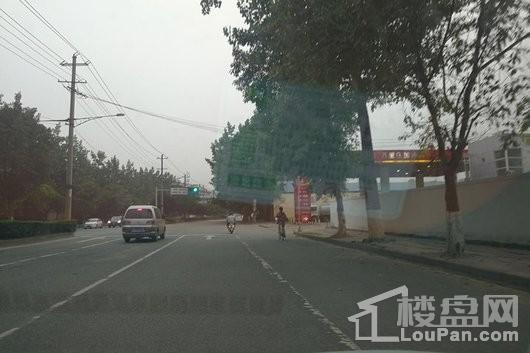 铂悦府项目旁道路 