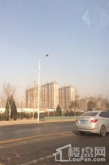 荣盛锦绣学府左侧拍在建楼栋