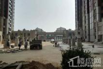 锦绣鹏城社区东门路灯及地砖正在施工