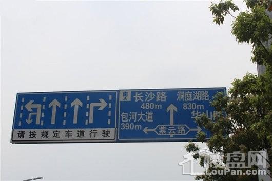 高速中央广场道路指示牌