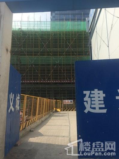 东怡金融广场C座项目入口和在建楼栋