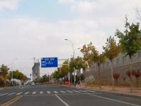 龙门天玺项目南侧300米道路指示牌