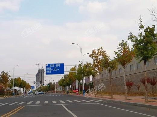 龙门天玺项目南侧300米道路指示牌