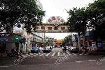 方圆·南海小城之春距离项目120米的商业步行街