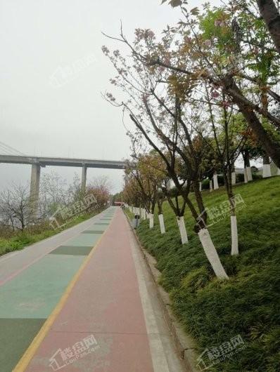 中国铁建·西派时代周边临江步行道