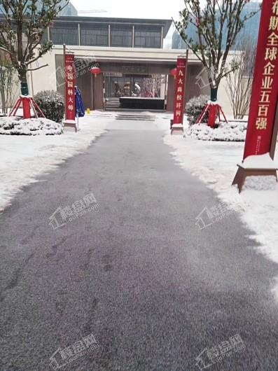 龙湖天宸原著营销中心门口雪景